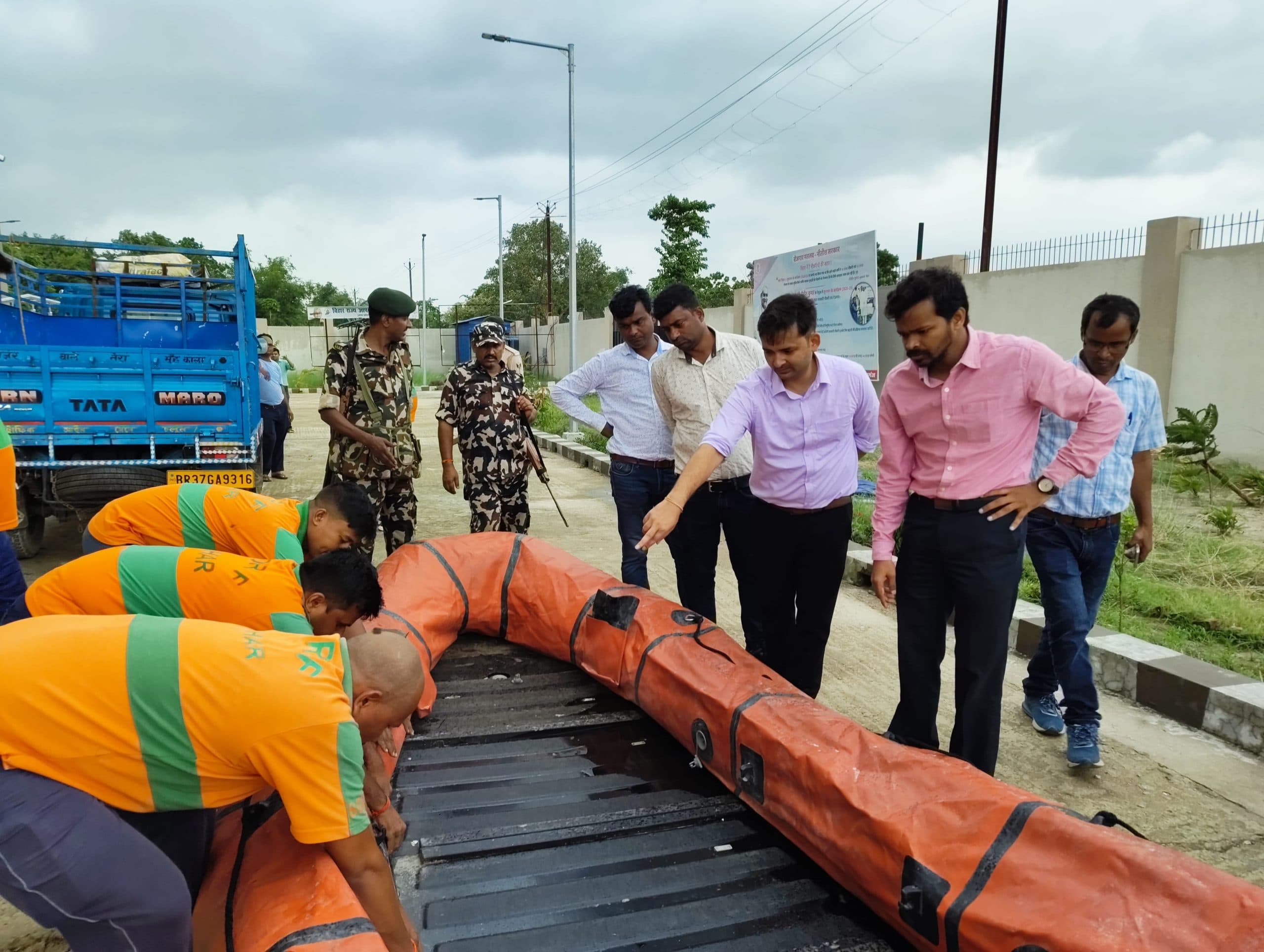 डीएम ने तटबंधों व बाढ़ नियंत्रण स्थलों का किया निरीक्षण