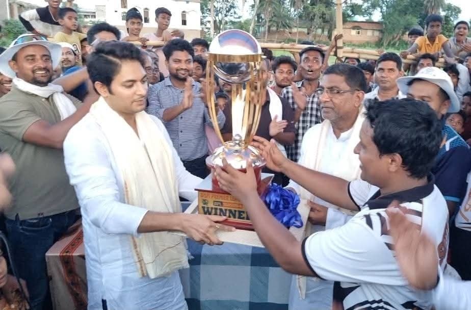 Madhubani News : क्रिकेट मैच में रॉयल चैलेंजर्स बिस्फी टीम ने दर्ज की जीत