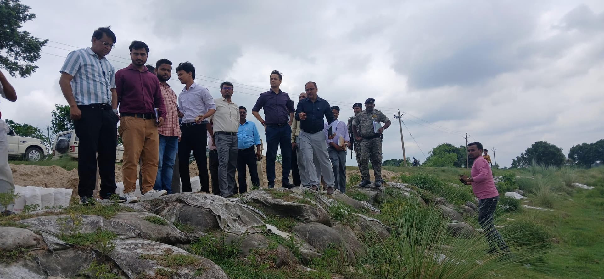 Madhubani News : जिलाधिकारी ने किया भुतही बलान के पूर्वी तटबंध का निरीक्षण