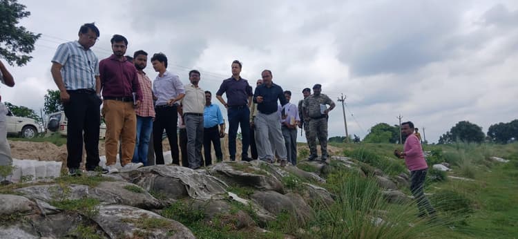 Madhubani News : जिलाधिकारी ने किया भुतही बलान के पूर्वी तटबंध का निरीक्षण