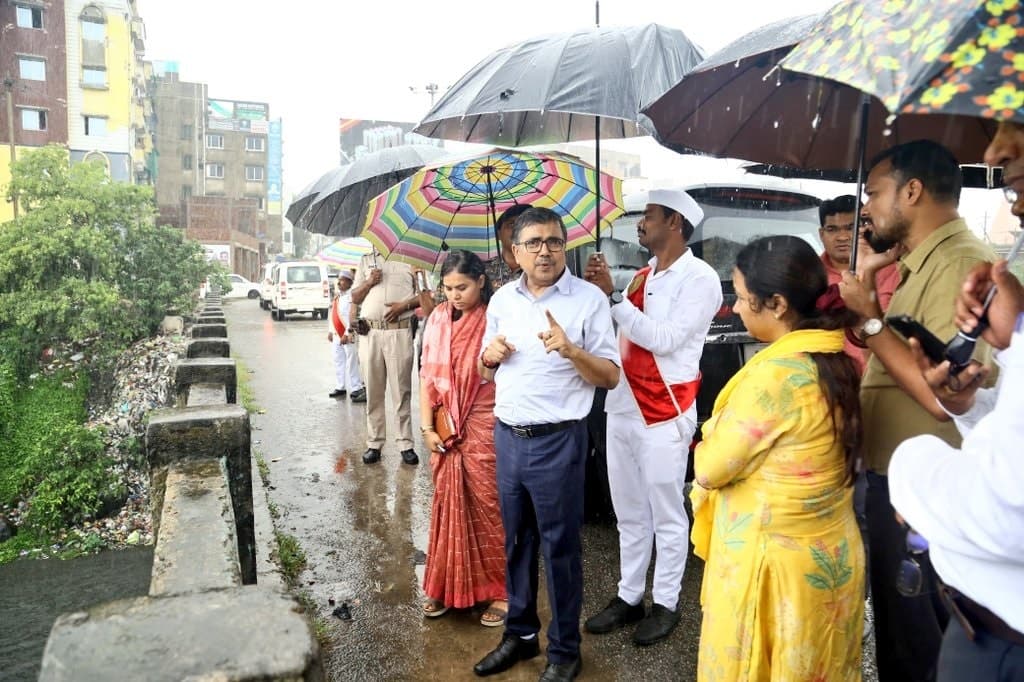 Bokaro News : सभी इकाईयां अतिरिक्त सफाईकर्मी लगाकर तत्काल करायें सफाई : डीसी