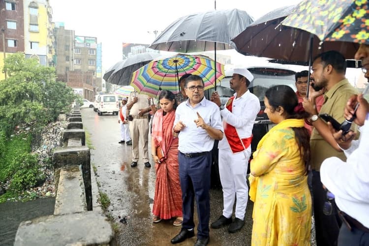 Bokaro News : सभी इकाईयां अतिरिक्त सफाईकर्मी लगाकर तत्काल करायें सफाई : डीसी