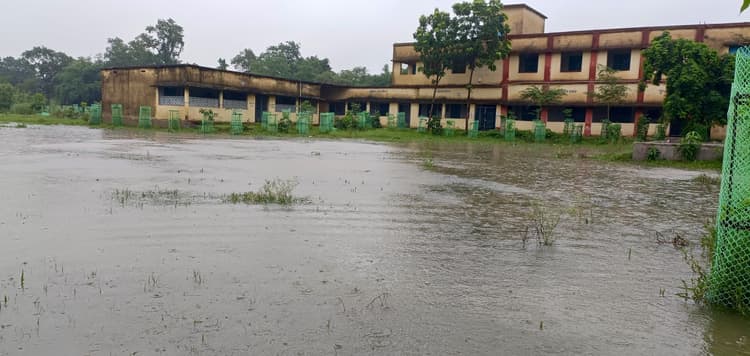 Bokaro News : सिंगारी जोरिया में पानी का बहाव तेज, कॉलाेनीवासी चिंतित