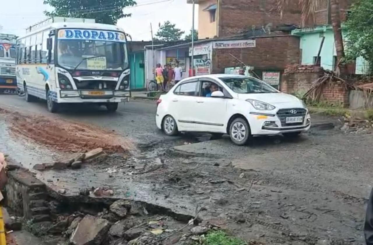 Bokaro News : नावाडीह-डुमरी मार्ग पर बना गड्ढा हुआ जानलेवा