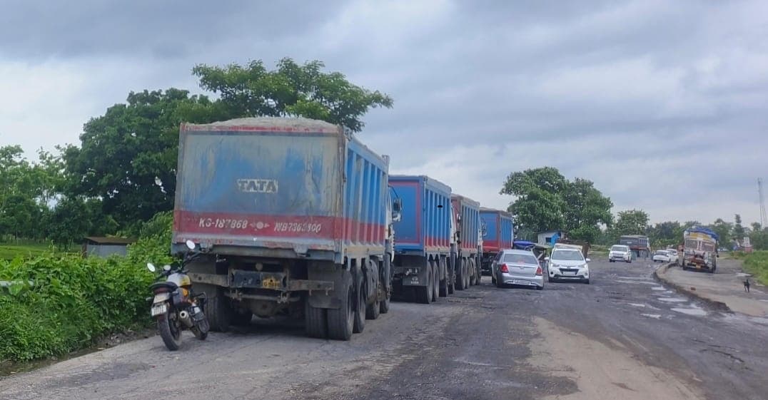 एनजीटी की रोक के बाद धड़ल्ले से बंगाल से बालू की हो रही आपूर्ति