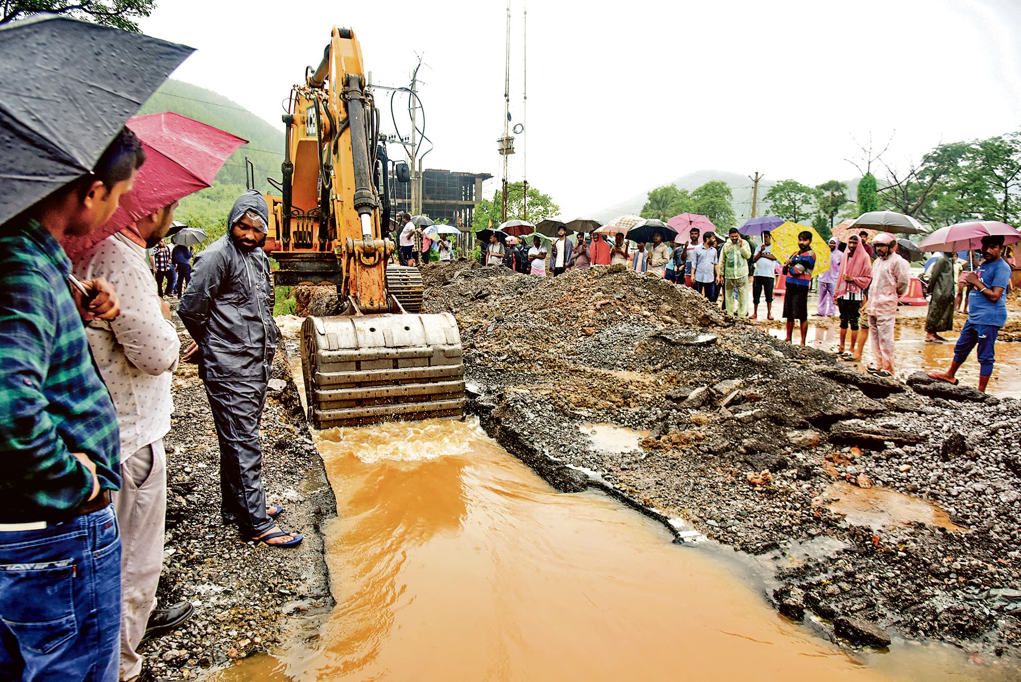 Jamshedpur News : पारडीह चौक के पास एनएच-33 क्षतिग्रस्त, वाहनों की आवाजाही बंद