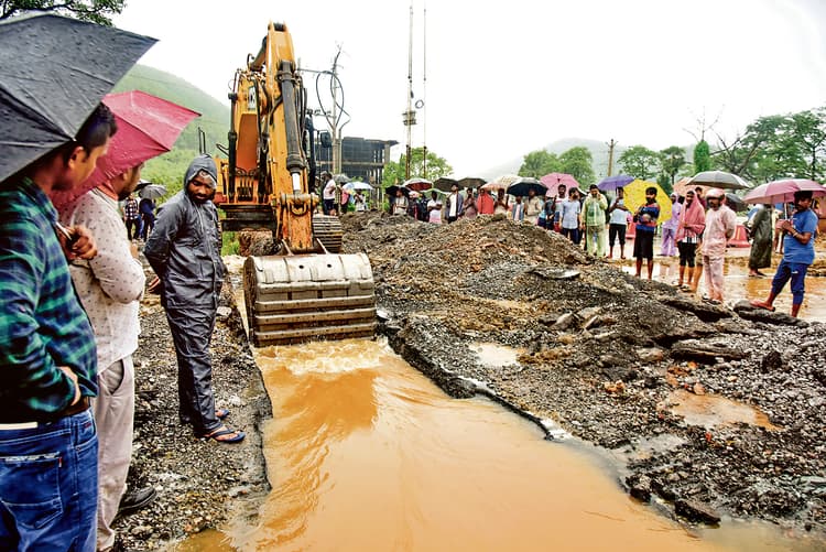 Jamshedpur News : पारडीह चौक के पास एनएच-33 क्षतिग्रस्त, वाहनों की आवाजाही बंद