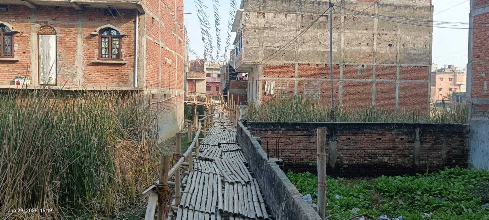 उदासीनता : इस बरसात में भी सैकड़ों घरों के लोगों को चचरी पुल ही रहेगा सहारा