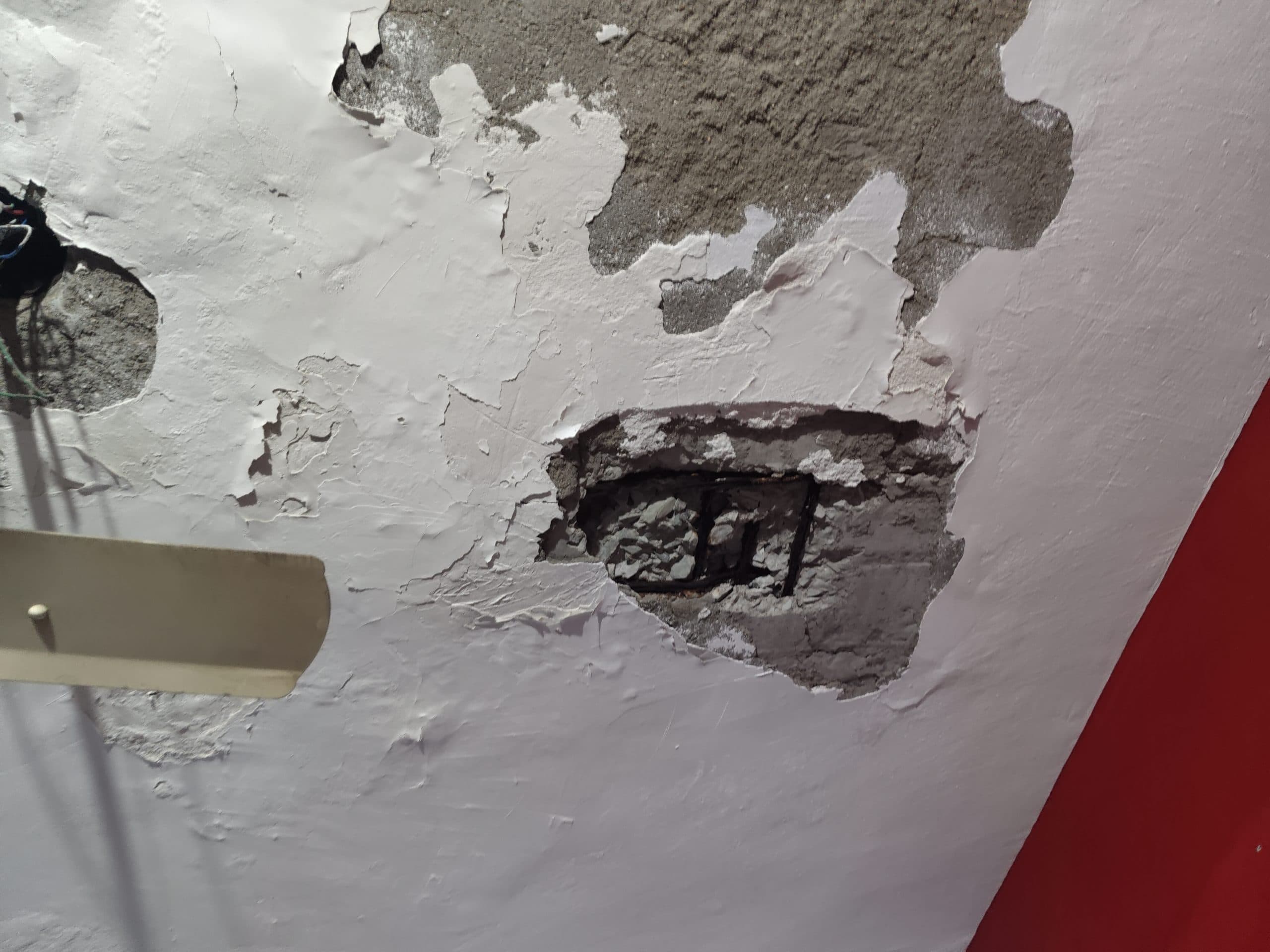 स्वास्थ्य कर्मी का आवास जर्जर, छत से टपक रहा पानी