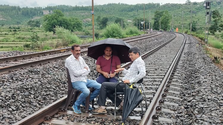 रेल ट्रैक के नीचे मिट्टी धंसी, रेलों का आवागमन बंद