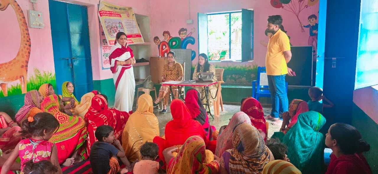 Motihari: आंनगबाड़ी केंद्रों पर सोशल ऑडिट के तहत लोगों को दी गयी जानकारी