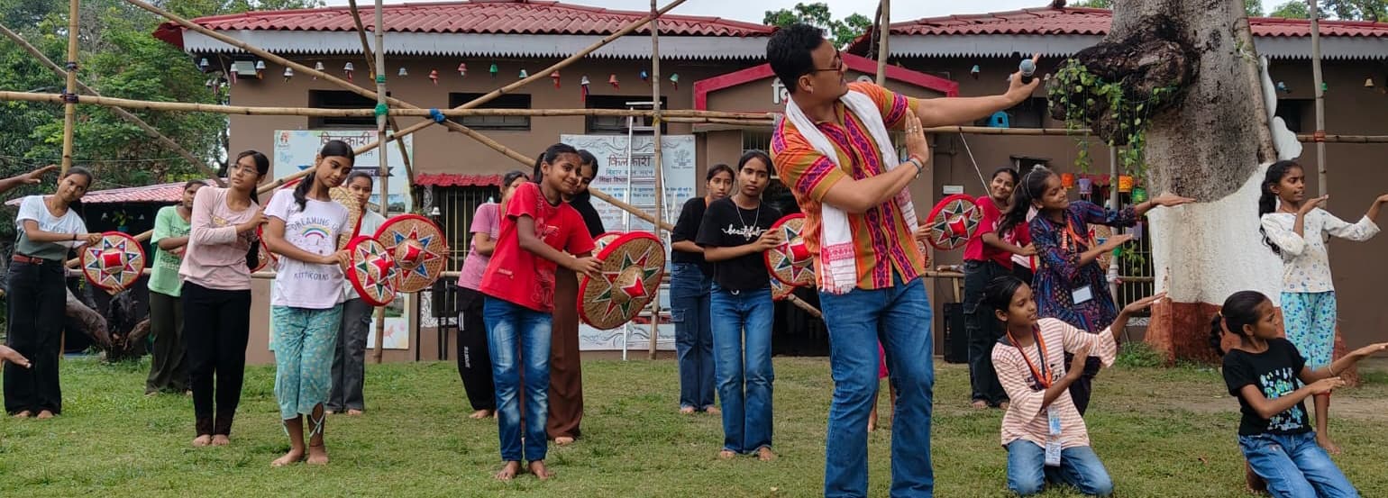 बिहू लोक नृत्य की गुर सीख रहीं किलकारी के बच्चे