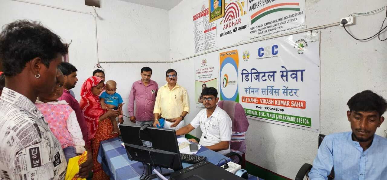 शिविर लगाकर ग्रामीणों की समस्याओं का किया निपटारा