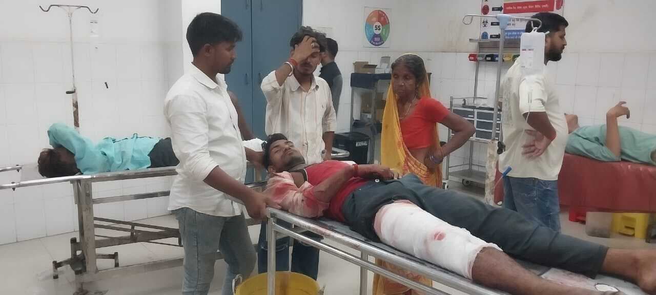 तेज रफ्तार पिकअप ने बाइक में मारी टक्कर, दो युवक घायल