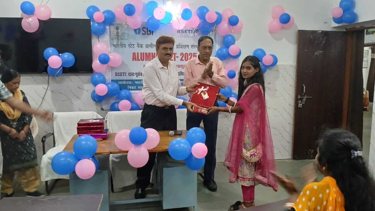 प्रशिक्षित अभ्यर्थियों के लिए मिलन सह सम्मान समारोह का हुआ आयोजन