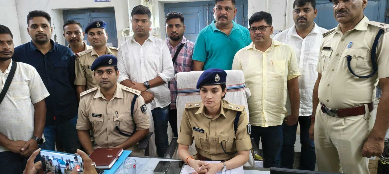 ट्रक से सिलीगुड़ी जा रहा 40 हजार बोतल कोड़िनयुक्त कफ सिरप पकड़ाया