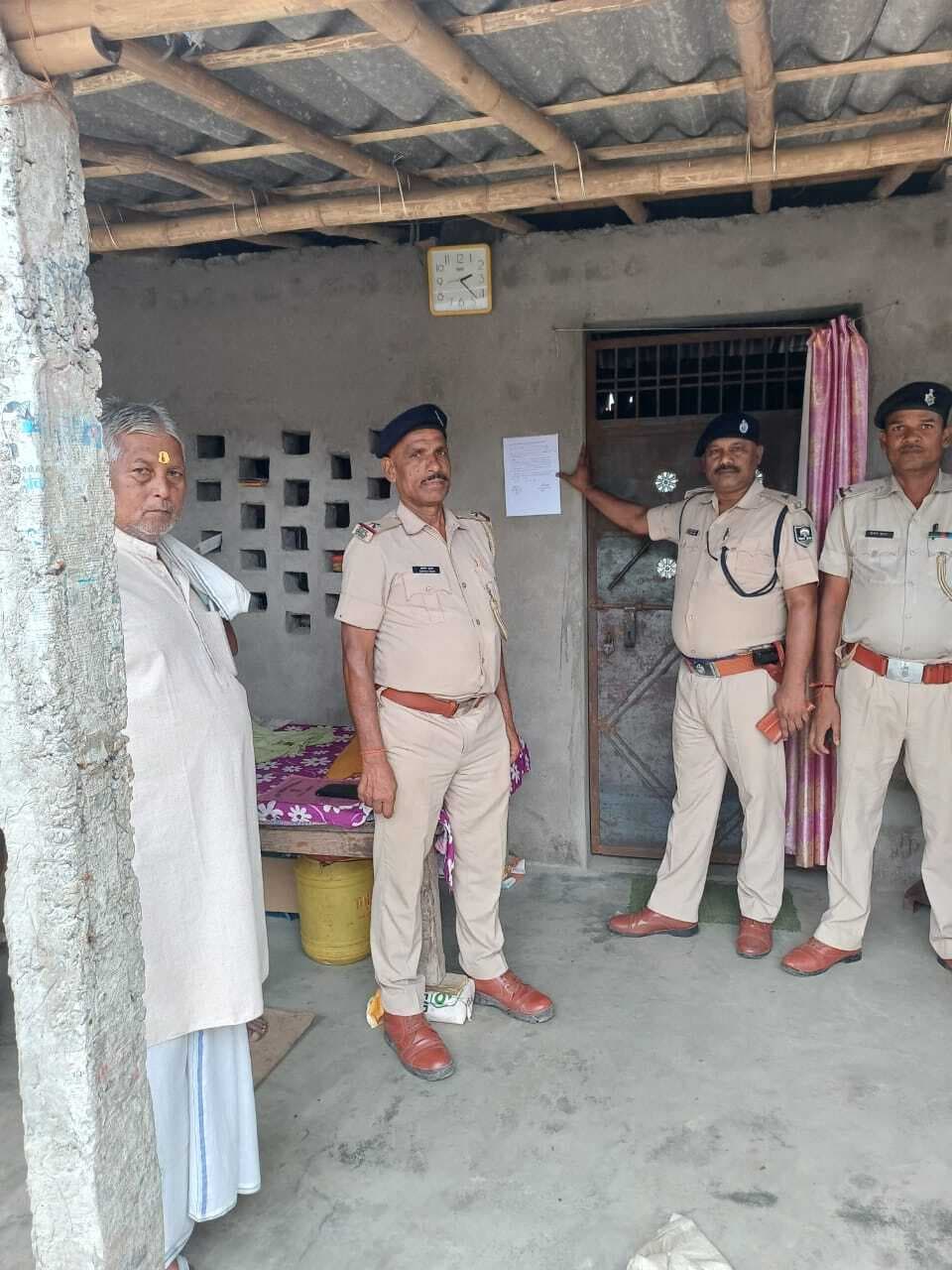 पूर्व पैक्स सदस्य के घर चिपकाया इश्तेहार