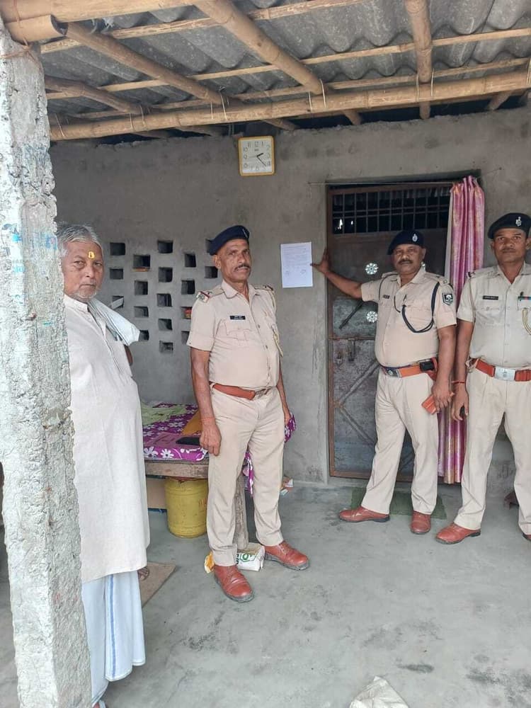 पूर्व पैक्स सदस्य के घर चिपकाया इश्तेहार