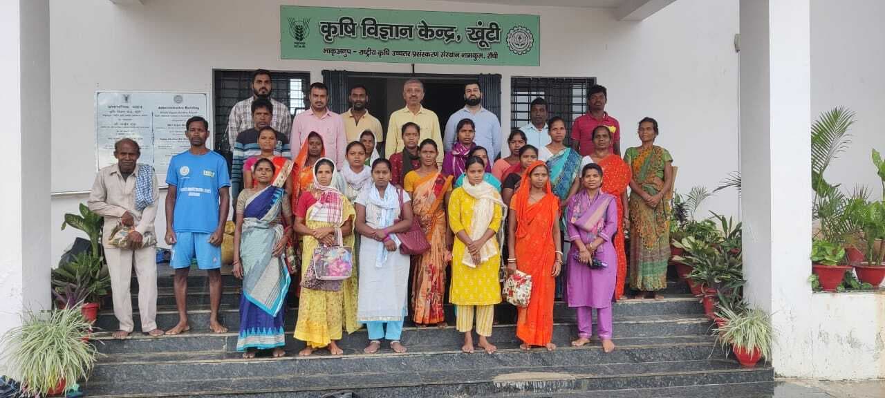 केवीके ने किसानों को बीज दिया