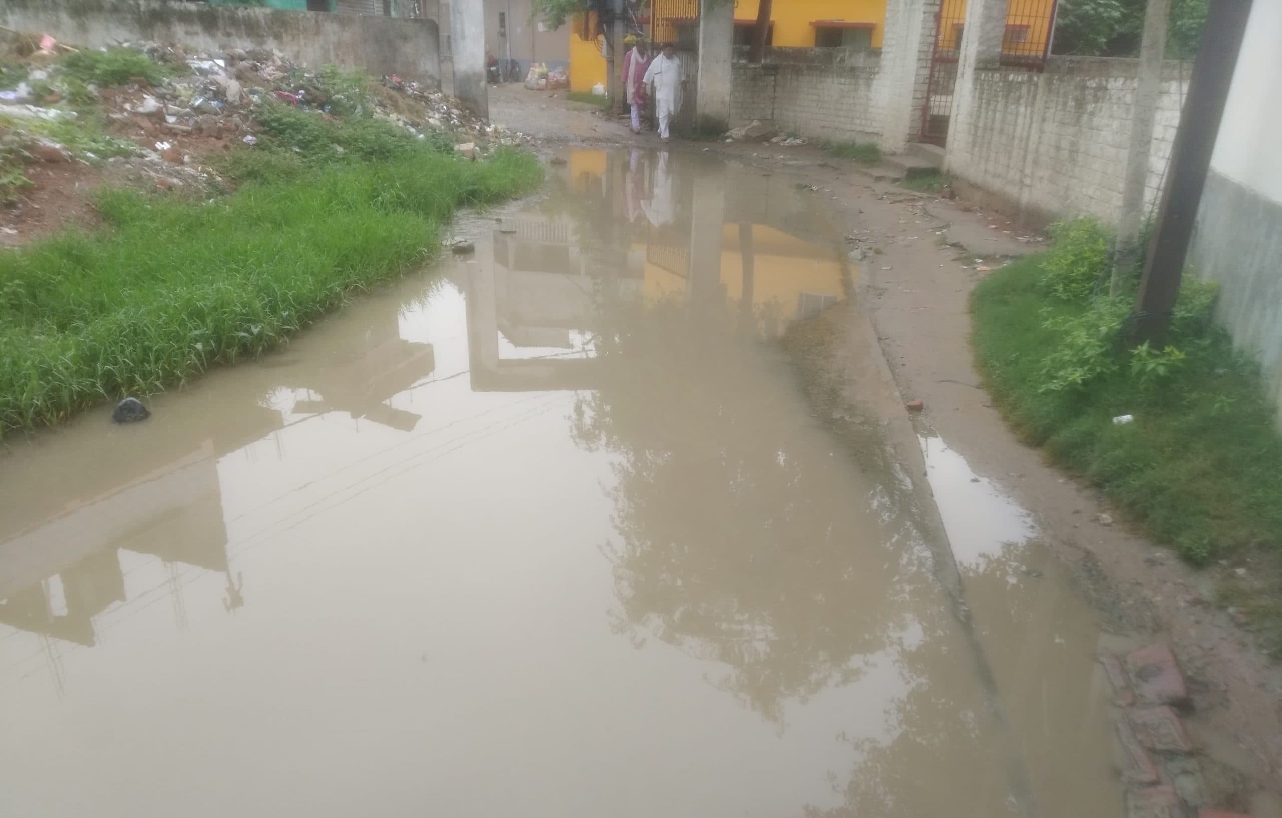 प्रखंड व थाना जाने वाले मार्ग में जलजमाव, पीएचसी व कार्यालय जाने में कर्मियों को हुई परेशानी