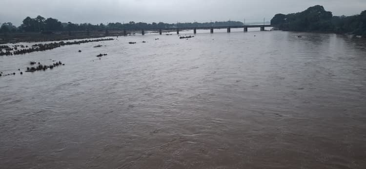 परैया से गुजरने वाली मोरहर नदी की दोनों शाखाओं में आया पानी