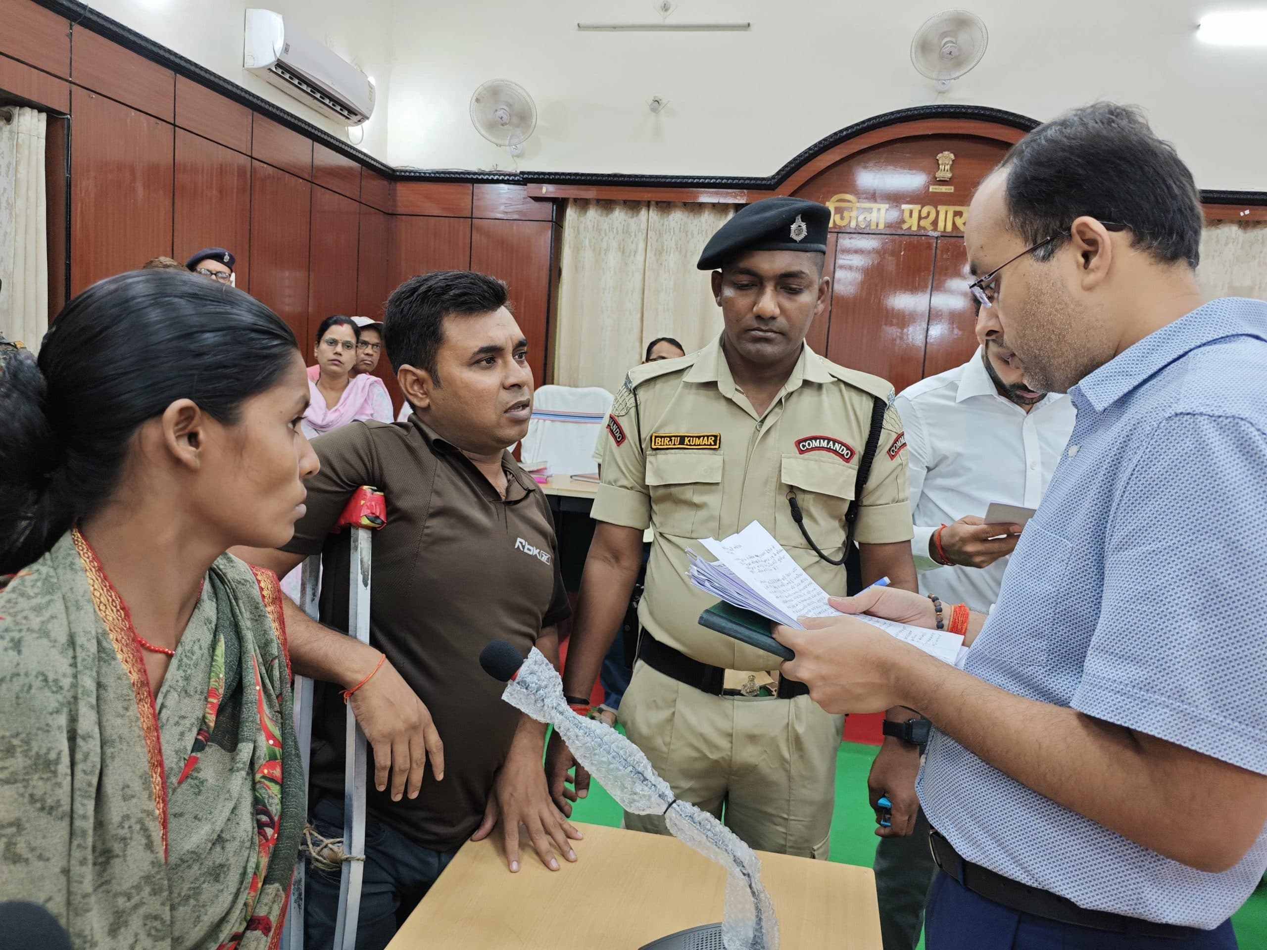 जनता दरबार में भू-अर्जन विभाग के आये कई मामले