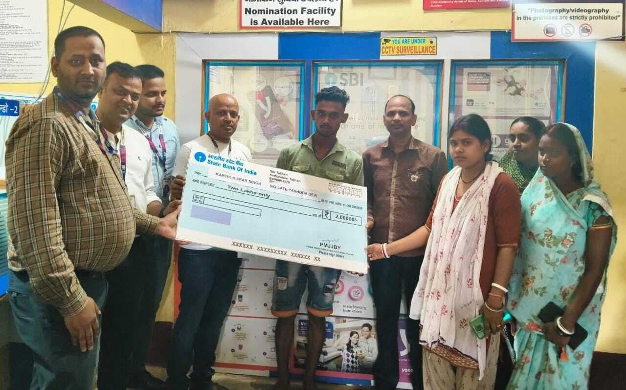 पीएमजेजेबीवाइ के लाभुक को मिला दो लाख का चेक