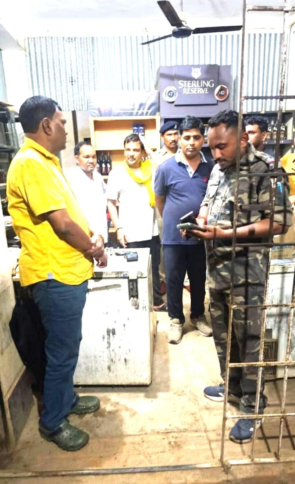 Bokaro News : पेटरवार में सरकारी अंग्रेजी शराब दुकान से अपराधियों ने लूटे 5.31 लाख कैश