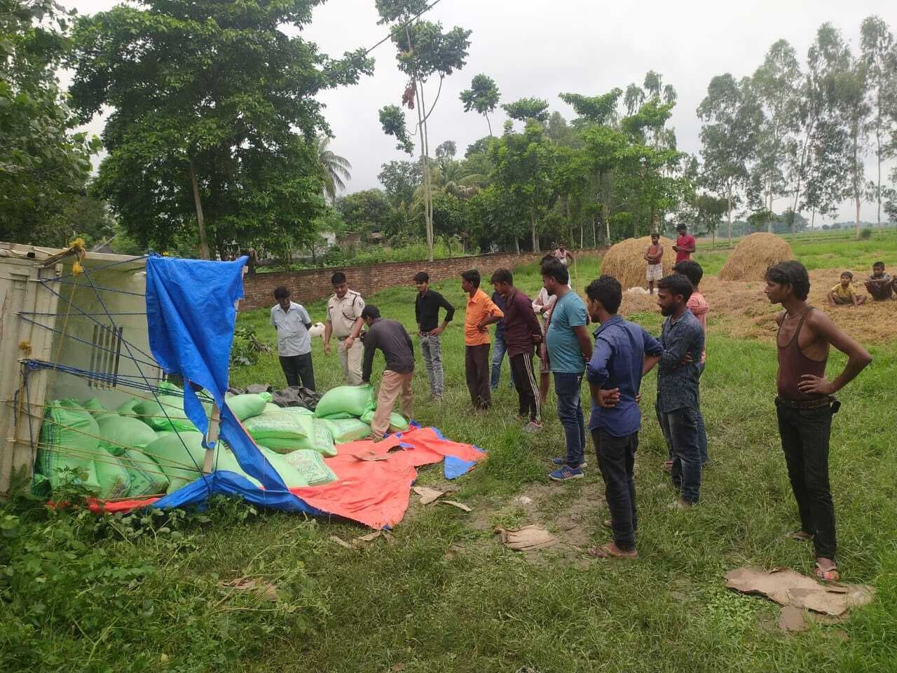 शराब लदी पिकअप पलटी, लोगों ने जमकर की लूटपाट