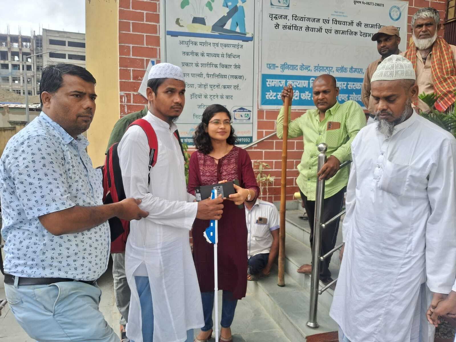 Madhubani News : बुनियाद केंद्र पर 30 दिव्यांगों को दिया गया सहायक उपकरण