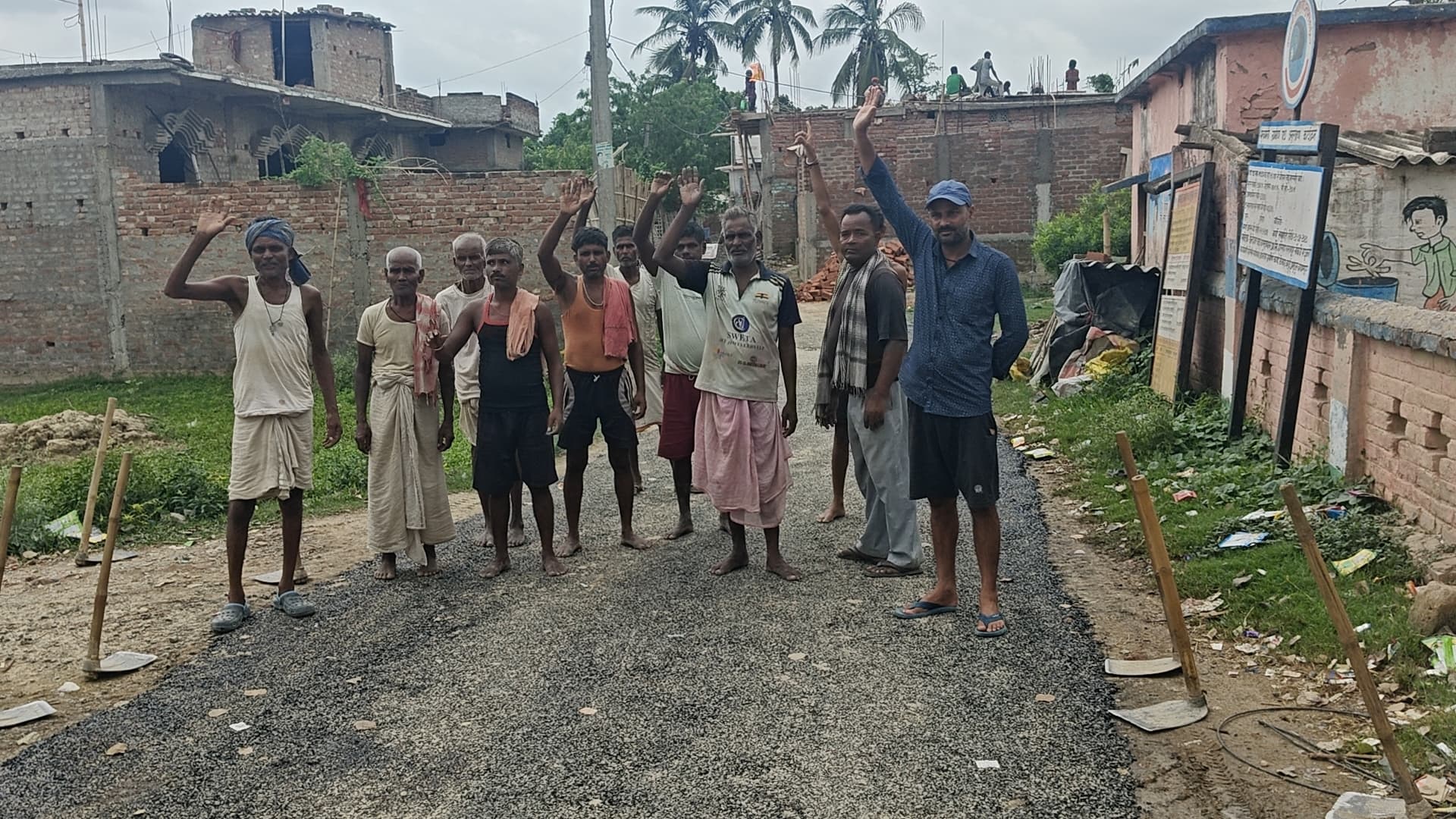 Madhubani News : सड़क रिपेयरिंग कार्य में अनियमितता का ग्रामीणों ने किया विरोध