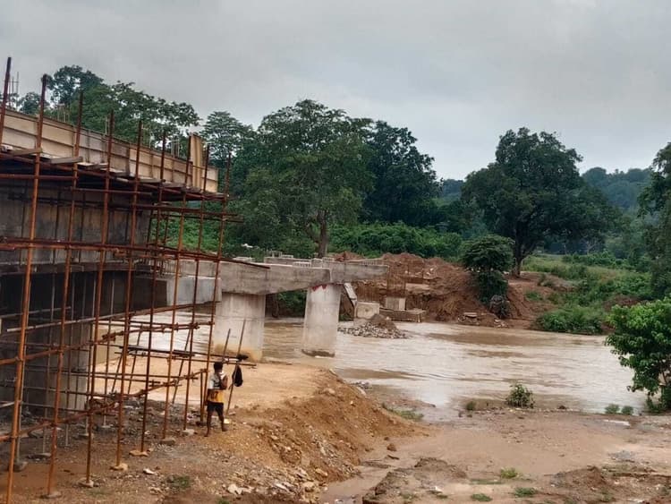 Chaibasa News : लगातार बारिश से टोपाबेड़ा गांव बना टापू, 600 की आबादी कैद
