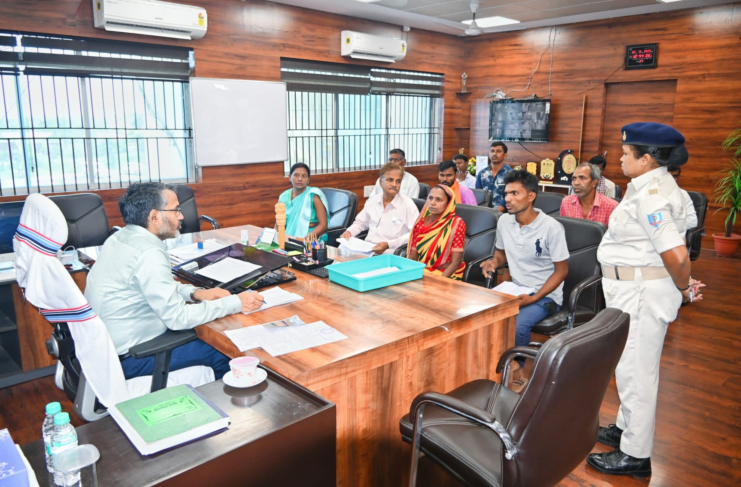 Giridih News :उपायुक्त ने लगाया जनता दरबार, सुनी लोगों की फरियाद