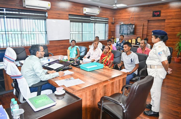 Giridih News :उपायुक्त ने लगाया जनता दरबार, सुनी लोगों की फरियाद