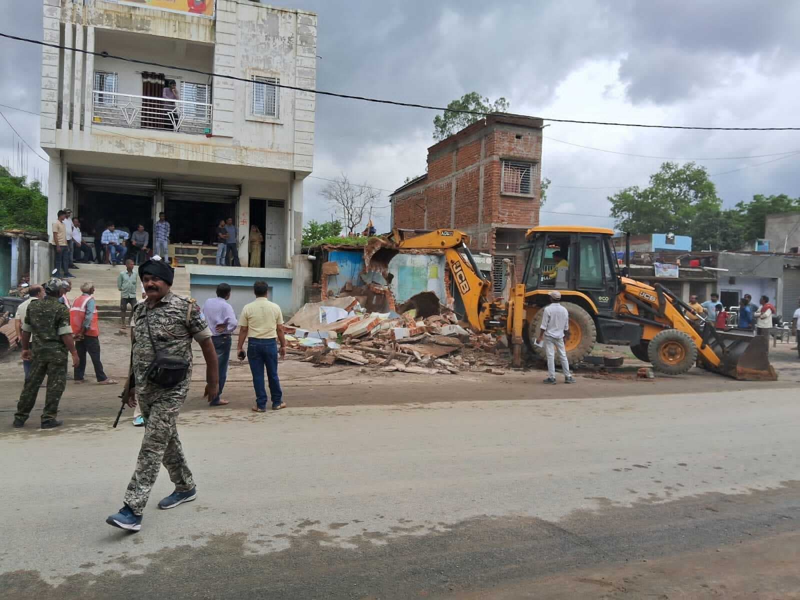 आरओबी निर्माण को लेकर चला अतिक्रमण हटाओ अभियान