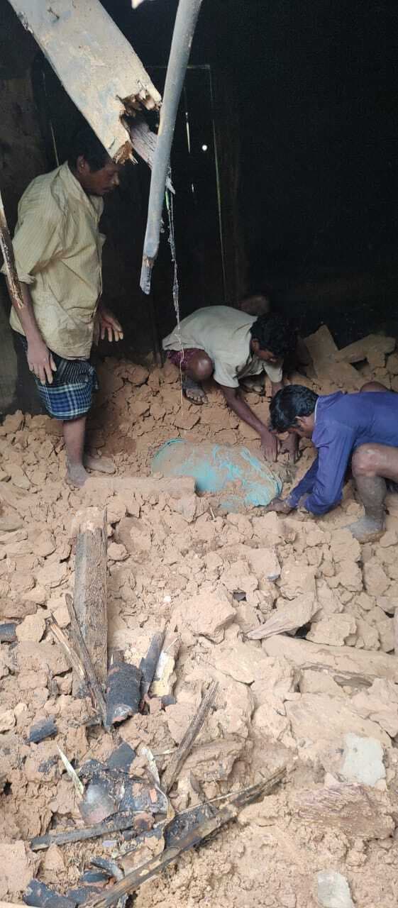 Chaibasa News : दीवार से दबे अधेड़ की मौत, जान जोखिम में डाल शव लेकर नदी पार किया