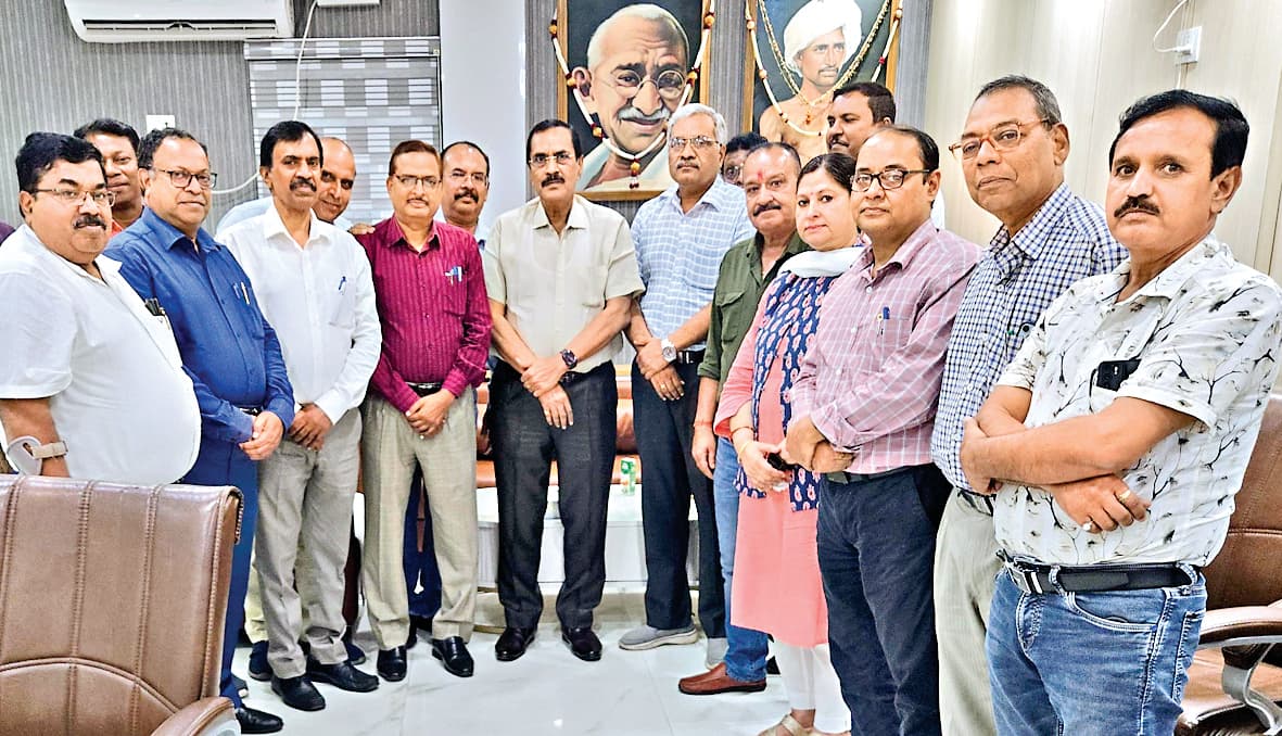 Ranchi news रांची विवि के कुलपति को अधिकारियों व कर्मचारियों ने दी विदाई