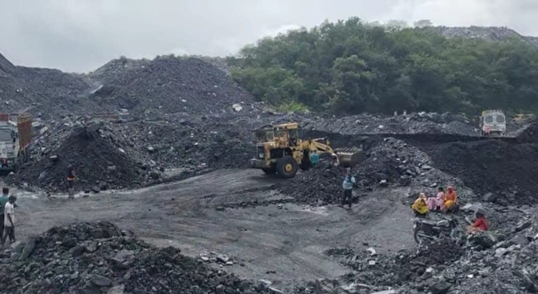 Bokaro News : स्टीम कोयला लोड की सूचना पर दो ट्रकों को कराया गया अनलोड