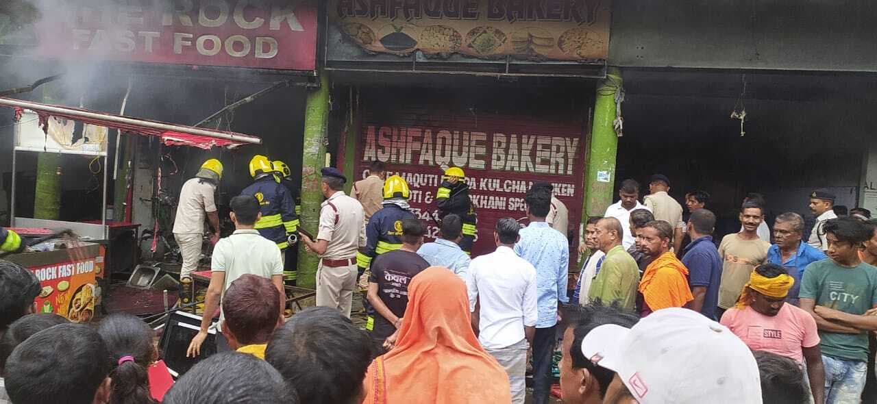 दानापुर : शॉट सर्किट से लगी आग से चार दुकानें जलीं, सात लाख की संपत्ति हुई राख