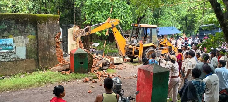 Jamshedpur News : वनभूमि पर बनी एसटीपी अलकतरा फैक्ट्री की चहारदिवारी तोड़ी गयी