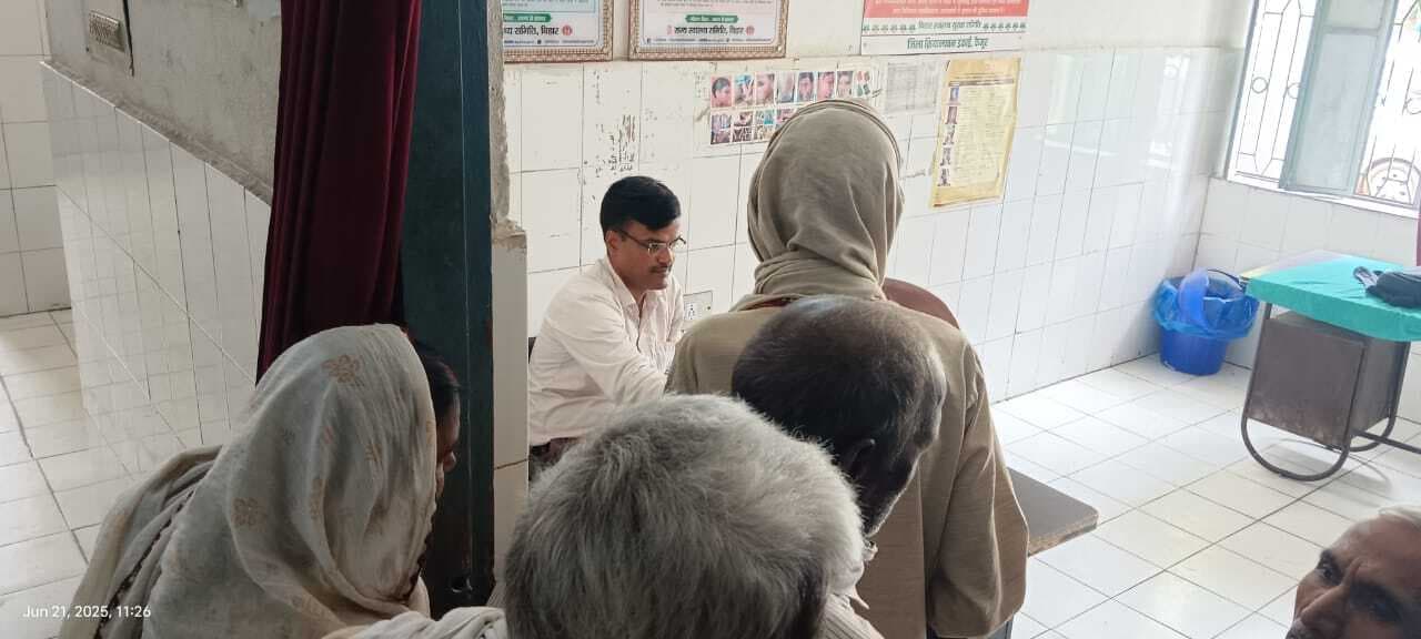 एक माह से आयुष चिकित्सक के सहारे ओपीडी में हो रहा मरीजों का इलाज