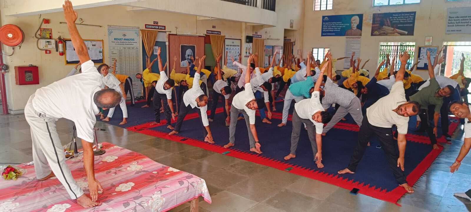 पॉलिटेक्निक के छात्रों स्वस्थ रहने के लिए किया योग