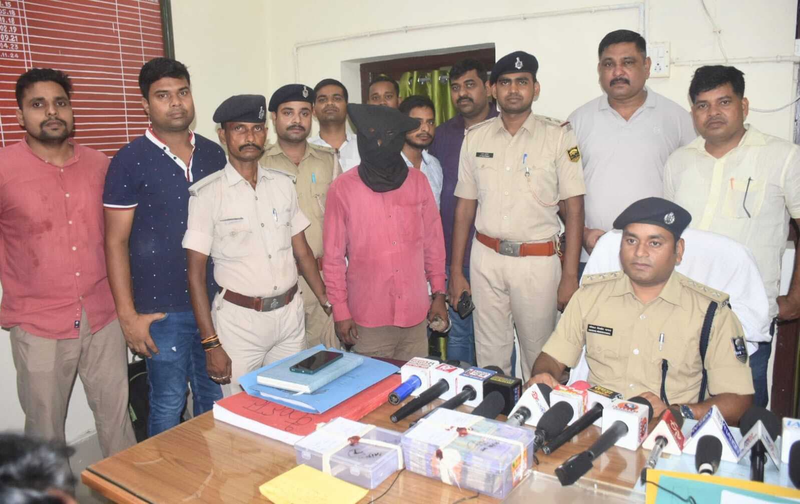 104 ग्राम स्मैक व तीन लाख रुपये नगद के साथ बंगाल का तस्कर गिरफ्तार