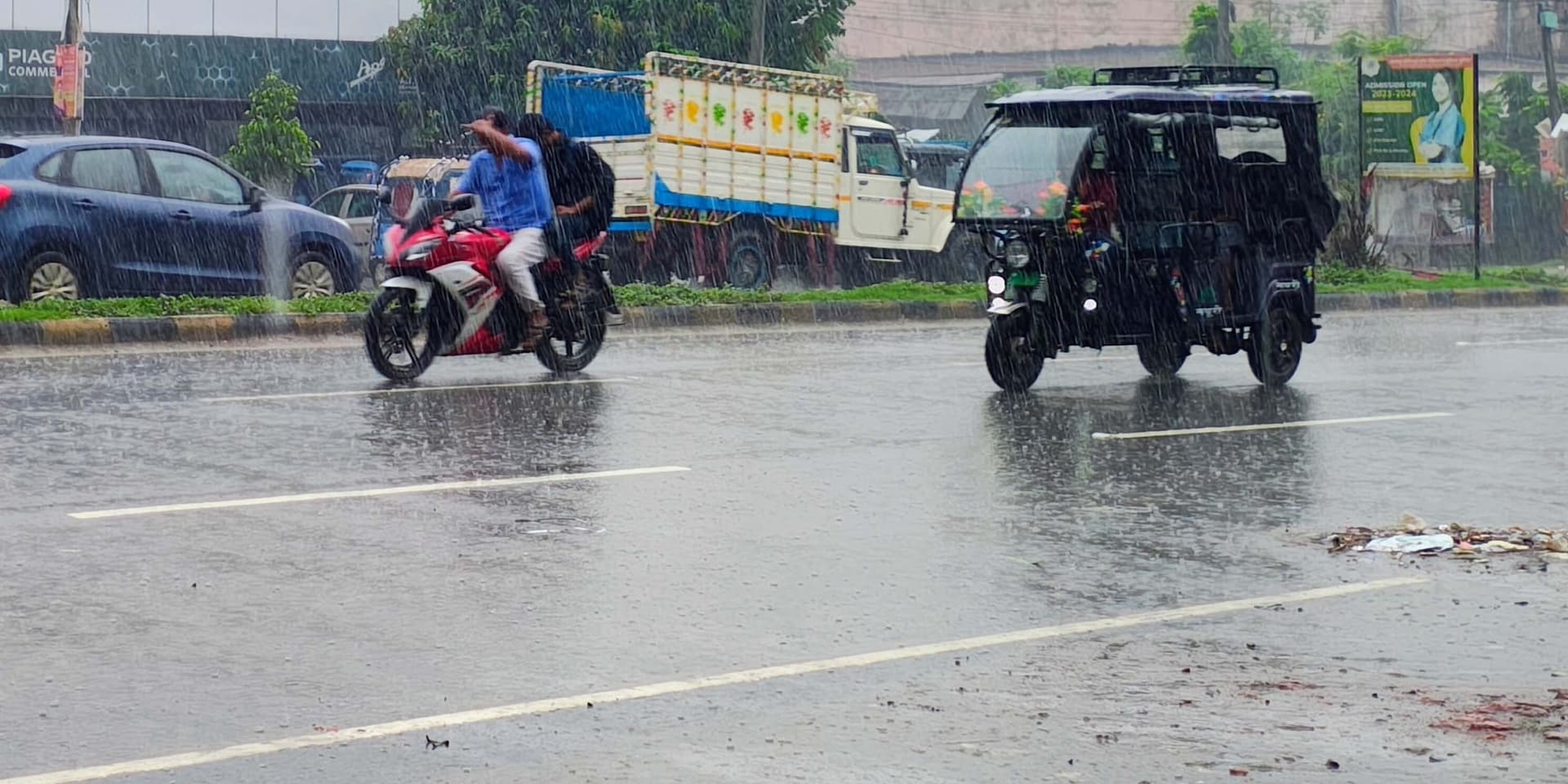 मानसूनी मूड में आया मौसम, कहीं ननस्टॉप बारिश कहीं ठहर कर बरस रहे बादल