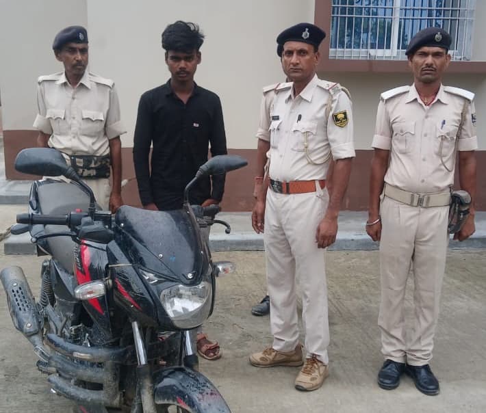 चोरी की बाइक के साथ शराब के नशे में युवक गिरफ्तार