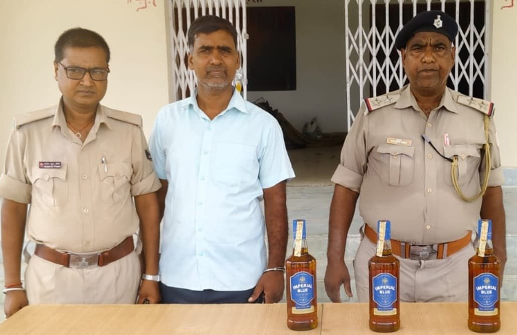 अंग्रेजी शराब के साथ धंधेबाज गिरफ्तार