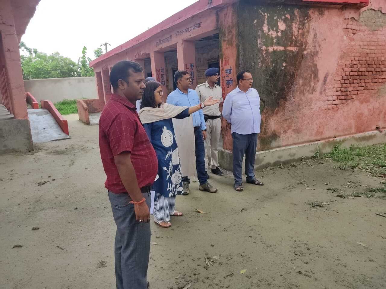 डीडीसी ने मतदान केंद्रों का किया निरीक्षण