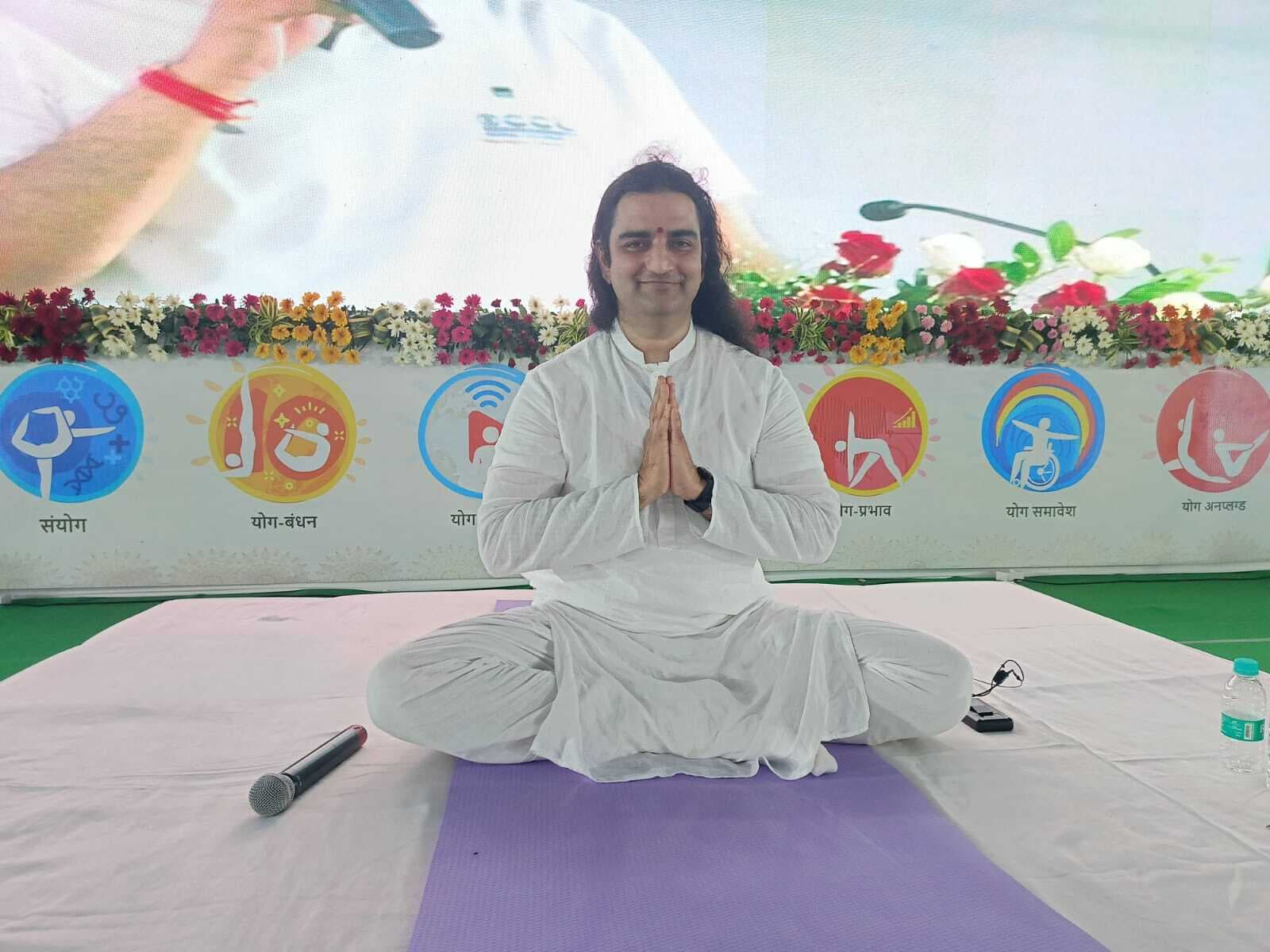 पिपरवार में एक साथ एक हजार से अधिक लोगों ने किया योग, श्री श्री गिरिन गोविंद ने कराये योग