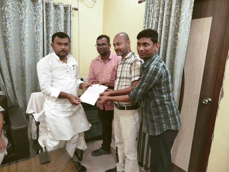 संविदा पर कार्यरत कार्यपालक सहायाकों ने मांग पत्र सौंपा