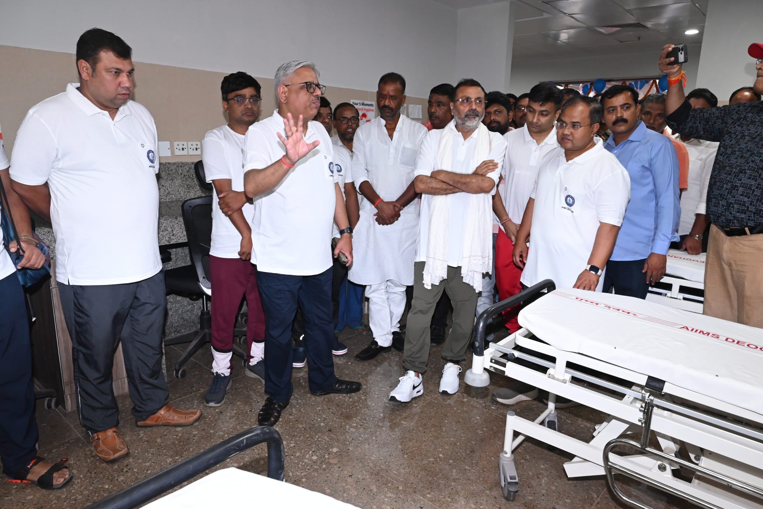 Deoghar News : तीन माह में ब्लड बैंक हो जायेगा चालू, न्यूरो और गाइनी सर्जरी में आयेगी तेजी : एम्स निदेशक